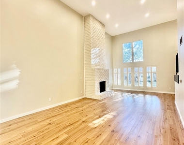 8111 Middle Ct - Photo Thumbnail 5