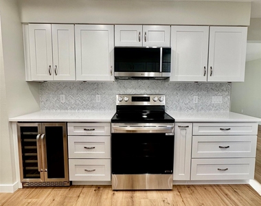 8111 Middle Ct - Photo Thumbnail 9