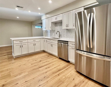 8111 Middle Ct - Photo Thumbnail 10