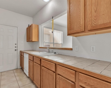 112 G Sandstone Dr - Photo Thumbnail 4