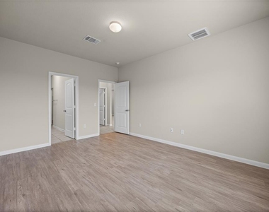 1121 La Conterra Blvd - Photo Thumbnail 6