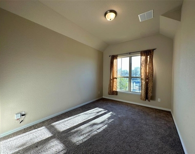 3117 Hidalgo Loop - Photo Thumbnail 6