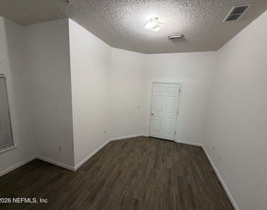 7071 Deer Lodge Circle - Photo Thumbnail 4