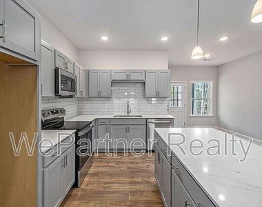 136 Crest Pointe - Photo Thumbnail 3