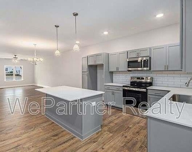 136 Crest Pointe - Photo Thumbnail 2