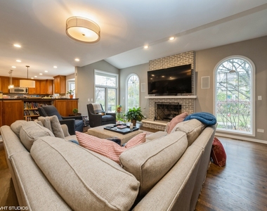 445 Blue Ash Drive - Photo Thumbnail 5