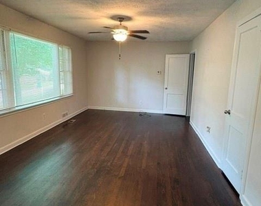 2174 Trailwood Drive Se - Photo Thumbnail 3