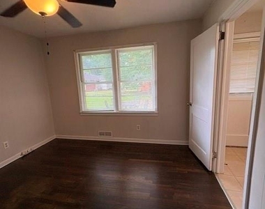 2174 Trailwood Drive Se - Photo Thumbnail 9