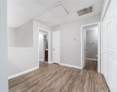 7683 Creekside Lane - Photo Thumbnail 10