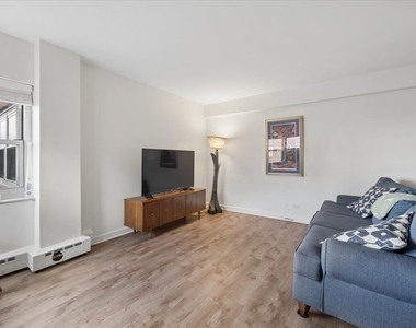 4950 N Marine Drive - Photo Thumbnail 6