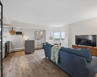 4950 N Marine Drive - Photo Thumbnail 5
