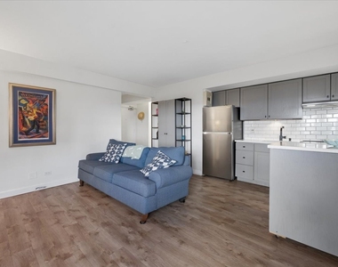 4950 N Marine Drive - Photo Thumbnail 7