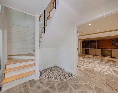 102 Vanessa Drive Se - Photo Thumbnail 2
