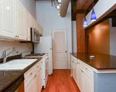 375 W Erie Street - Photo Thumbnail 3