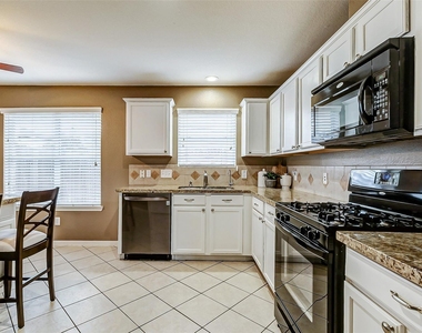 6303 Applewood Forest Drive - Photo Thumbnail 11