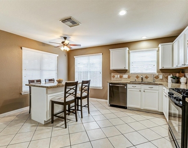 6303 Applewood Forest Drive - Photo Thumbnail 10