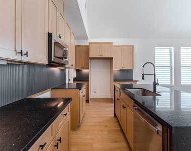 7605 Victory Reserve Street - Photo Thumbnail 4