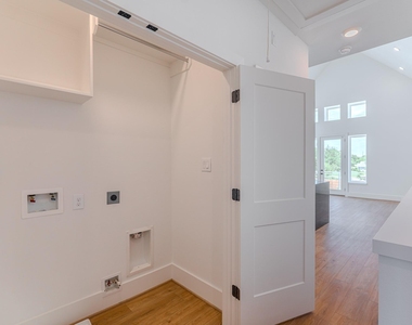 7605 Victory Reserve Street - Photo Thumbnail 28