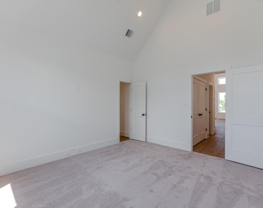 7605 Victory Reserve Street - Photo Thumbnail 12