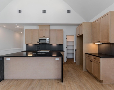 7605 Victory Reserve Street - Photo Thumbnail 6