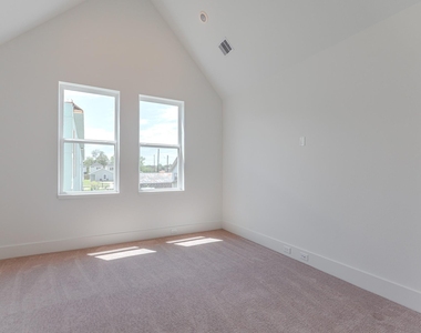 7605 Victory Reserve Street - Photo Thumbnail 11