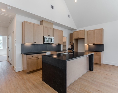 7605 Victory Reserve Street - Photo Thumbnail 3