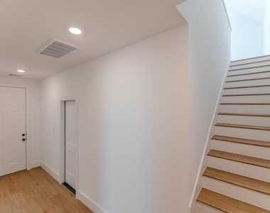 7605 Victory Reserve Street - Photo Thumbnail 25