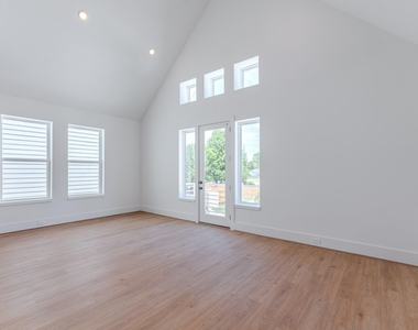 7605 Victory Reserve Street - Photo Thumbnail 9