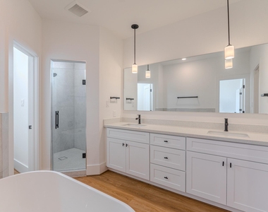 7605 Victory Reserve Street - Photo Thumbnail 14