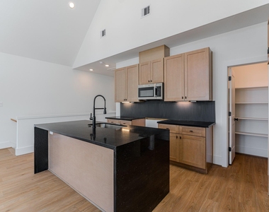 7605 Victory Reserve Street - Photo Thumbnail 2