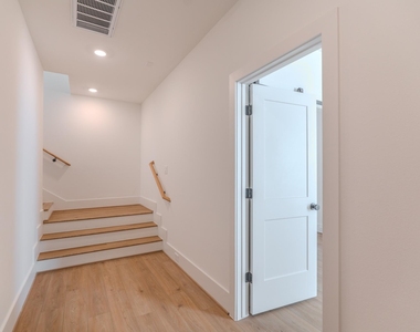 7605 Victory Reserve Street - Photo Thumbnail 26