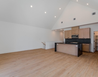 7605 Victory Reserve Street - Photo Thumbnail 8
