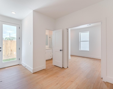 7605 Victory Reserve Street - Photo Thumbnail 19