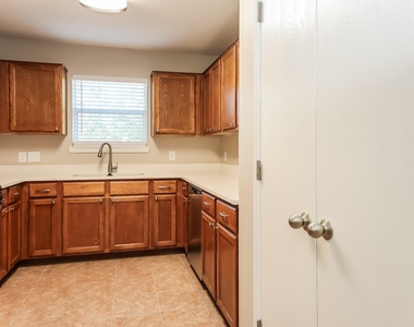 10005 Sterling Place Drive - Photo Thumbnail 5
