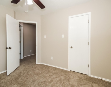 10005 Sterling Place Drive - Photo Thumbnail 11