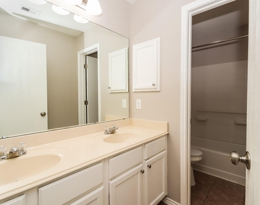 10005 Sterling Place Drive - Photo Thumbnail 13