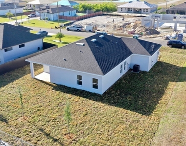 820 Ne 7th Place - Photo Thumbnail 1