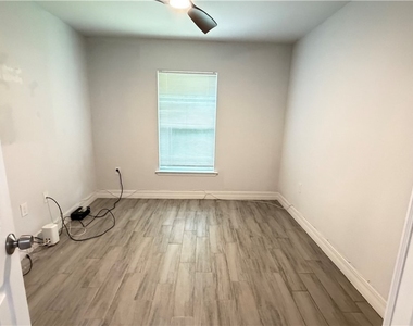 2413 Delta Avenue N - Photo Thumbnail 3