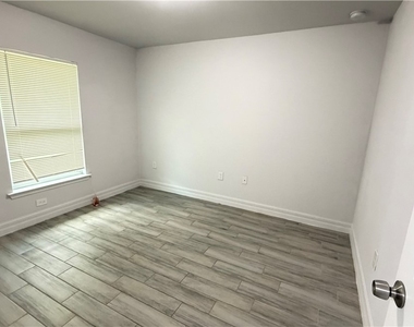 2413 Delta Avenue N - Photo Thumbnail 5