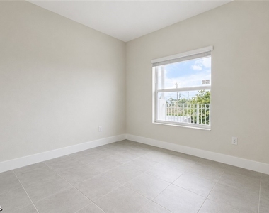 3313 Sw 8th Place - Photo Thumbnail 4