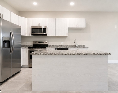 3313 Sw 8th Place - Photo Thumbnail 1
