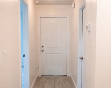 517 Ne 24th Place - Photo Thumbnail 8