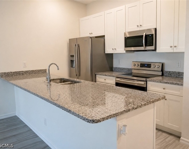 517 Ne 24th Place - Photo Thumbnail 3