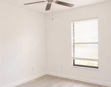 517 Ne 24th Place - Photo Thumbnail 5