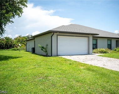 517 Ne 24th Place - Photo Thumbnail 1