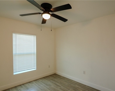 917 Graystone Avenue - Photo Thumbnail 13