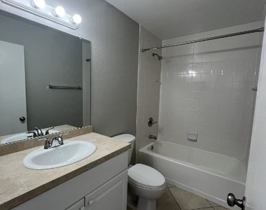 303 Sw 3rd Place - Photo Thumbnail 5