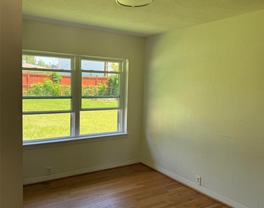 946 Stonecrest Drive - Photo Thumbnail 1