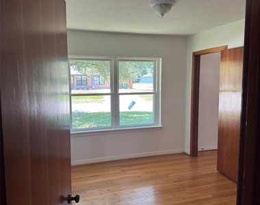 946 Stonecrest Drive - Photo Thumbnail 3