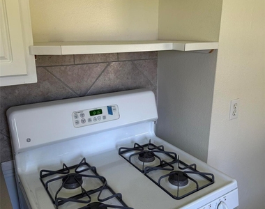 946 Stonecrest Drive - Photo Thumbnail 10